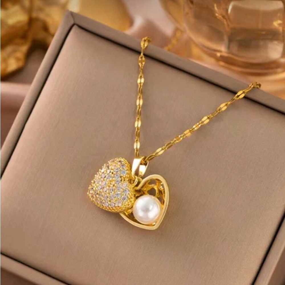 Gold Heart Pendant Necklace with Pearl